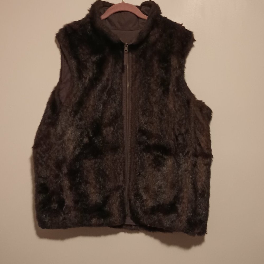 Old Navy Faux Fur Vest Reverse Pockets on Both Sides XXL Very Good Condition